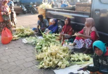 H-1 Lebaran Ketupat, Warga Sumenep Buru Kulit Ketupat di Pasar Anom