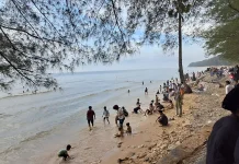 Anak-Anak Bahagia Berenang di Pantai Slopeng
