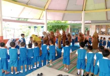 Tradisi Tukar Kue Warnai Hari Pertama Sekolah