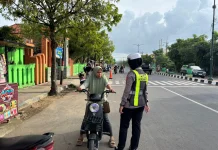 Polantas Sumenep Sapa Warga Pasar Anom Satlantas Sumenep Edukasi Tertib Lalu