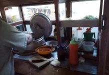 Gerobak Bakso Sederhana Memikat Hati Pembeli