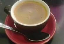 Penikmat Kopi Coklat Nikmati Seduhan Hangat