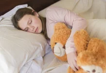 Tidur dengan Boneka bagi Orang Dewasa, Aneh atau Justru Bermanfaat?
