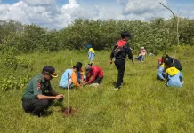 Mahasiswa Universitas Wiraraja Tanam 500 Bibit Pohon Peringati Hari Bumi 2026