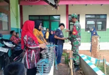 Babinsa Kawal Penyaluran MBG di Dasuk agar Tepat Sasaran