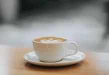 Ngopi, Scroll, Repeat: Potret Hari-Hari Kita Saat Ini