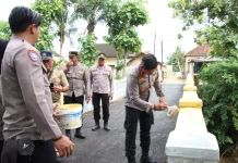 Kapolres Sumenep Pimpin Perbaikan Jembatan Bersama Warga