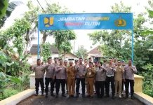 Kapolres Sumenep Turun Langsung Perbaiki Jembatan di Desa Babbalan