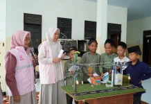 Semangat Kartini, Srikandi PLN Madura Edukasi Listrik di Ponpes Nurul Ulum