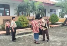 Hardiknas 2026 di SDN Panaongan III Penuh Makna, Guru Ngaji Dapat Penghargaan