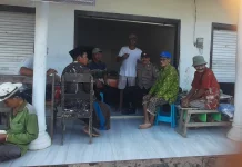 Polsek Batuputih Sapa Warga lewat Binluh di Warung Kopi