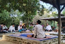Kitab KH Ilyas Sarqowi Menggema di Warung Assalam