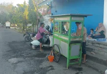 Pedagang Mie Ayam Kaki Lima Tetap Jadi Favorit Sumenep