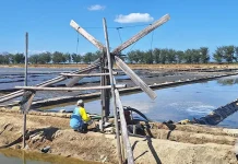 Petani Garam Pinggirpapas Keluhkan Saluran Air Laut Dangkal