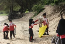 Siswa FIES Sumenep Belajar Cinta Alam dengan Aksi Bersih-Bersih Pantai Slopeng