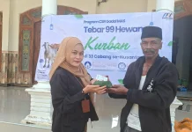 Warga Sumenep Bagikan Daging Kurban dengan Pakai Bungkus Daun Pisang