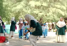 Siswa TK Pembina Sumenep Belajar Alam di Pantai Lombang