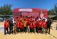 Kalahkan Unesa, Tim Voli Pantai Putri Sumenep Juara Piala Wali Kota