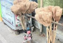 Penjual Sapu Serabut Kelapa Keliling Jalan Kaki