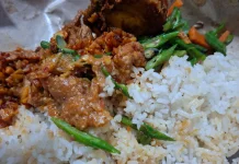 Nikmatnya Nasi Campur, Tak Pernah Kehilangan Penggemar