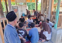 PENS Sumenep Latih Warga Desa Wisata Keris Produksi Kotak Keris dari Bahan Limbah