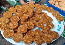 Puluhan Tahun Jual Lompang, Sukarni Jaga Warisan Kuliner Madura
