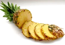 Nanas, Buah Tropis Manis yang Kaya Nutrisi