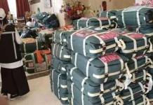 Pengambilan Koper dan Air Zamzam Jamaah Haji Sumenep Tunjukkan Paspor Asli