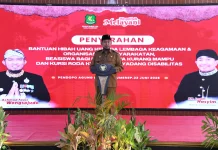Pemkab Sumenep Salurkan Hibah, Beasiswa dan Kursi Roda