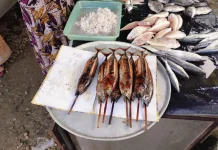 Cuaca Dingin Kurangi Pasokan Ikan Bakar di Pasar Jangara, Harga Tongkol Naik