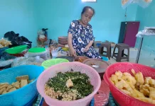 Rujak Legendaris Tomina Bertahan Tiga Dekade