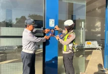 Satlantas Sumenep Tempel Stiker Call Center Polri