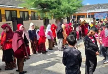 Halo RRI: Warga Apresiasi Penggunaan Baju Adat pada MPLS di Sumenep