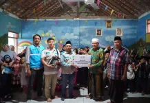YBM PLN UP3 Madura Nyalakan Asa Santri lewat Bantuan Pendidikan di Momentum HUT RI