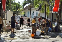 Sambut HUT ke-81 RI, Warga Pabian Sumenep Gelar Aksi Gotong Royong dan Perbaiki Jalan