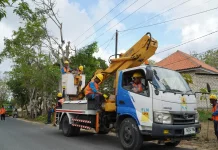 Tim Gabungan PLN dan DLH Pamekasan Terjunkan 5 Tim "GEMPUR MADURA" di Palengaan
