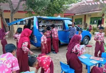 Perpusling Dispusip Sumenep Kenalkan Literasi dan Olahraga di SDN Kebunan I