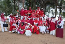 Lansia Grup Renang Kartini TSI Sumenep Semarakkan HUT ke-81 RI di Pantai Salopeng