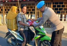 Polsek Batuputih Bagikan Bendera Merah Putih jelang HUT RI ke 81