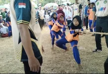 Tarik Tambang Ajarkan Siswa Pasongsongan Makna Perjuangan