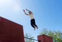 Lansia Singapura Bugar dan Mandiri melalui Komunitas Parkour
