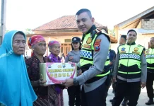 Kapolresta Sumenep Serahkan Bantuan Sembako Kepada Warda di Desa Nyabakan