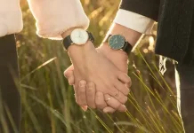 Genggam Tangan Pasangan, Sentuhan yang Bisa Menguatkan Kedekatan Suami Istri