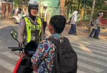 Satlantas Polresta Sumenep Tegur Pengguna Sepeda Listrik tanpa Helm