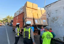 Satlantas Polresta Sumenep Edukasi Sopir Tentang ODOL