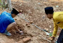 Mahasiswa KKN UA Posko 47 Perbaiki Akses Jalan Paving di Pulau Giliyang