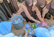 Mahasiswa KKN UA Ajak Pelajar Sumenep Lawan Sampah dari Sekolah