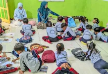 Kolase dari Sampah Plastik, Cara Mahasiswa KKN UA Edukasi Anak Sumenep