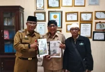 Dari Blangkon ke Dua Buku, Kepala SDN Panaongan III Siapkan Warisan Pendidikan