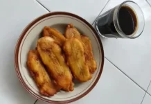 Segelas Kopi dan Pisang Goreng Menambah Suasana Santai